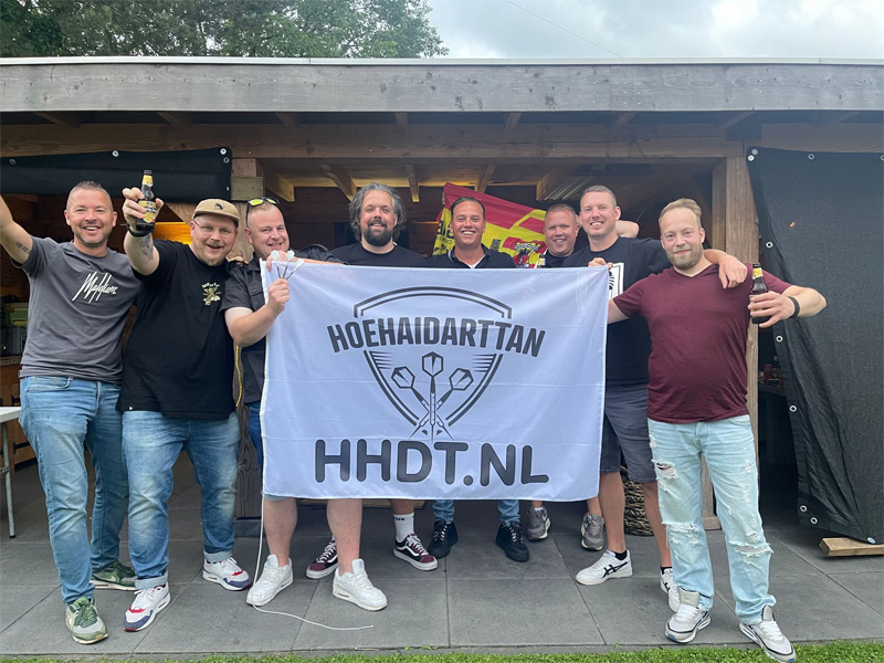 Roast of HoeHaiDartTan met vlag