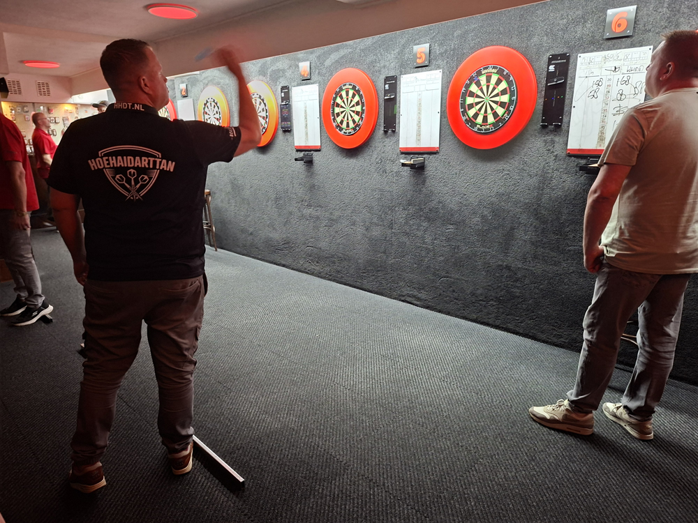 Henne finishte driemaal